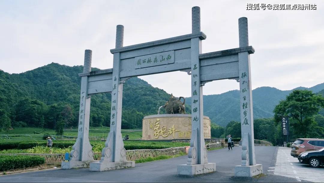 自然环境:龙门山,龙门坎,白龙潭,龙门溪,街角公园等自然景观环绕,为