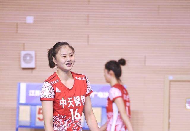 女排的未来希望,出生在体育世家,身高186cm长着一副"明星脸"_龚翔宇