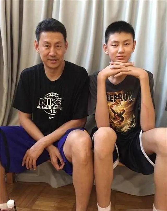 事情果然如同李楠所料,李禄曈到了初中之后,身高突然如同冲天炮一般