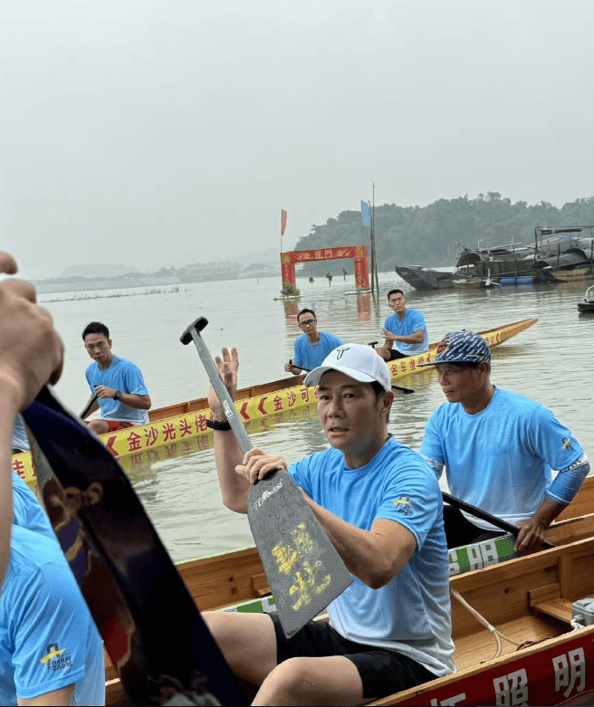 61岁港星张兆辉佛山参加龙舟比赛！胸肌若隐若现，女儿撞脸钟嘉欣-张兆辉祖籍三水
