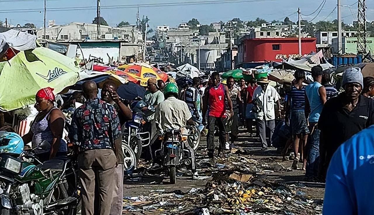 2021年海地总统遇刺:左眼被挖鲜血沾满白衬衫,公文包被枪手拿走