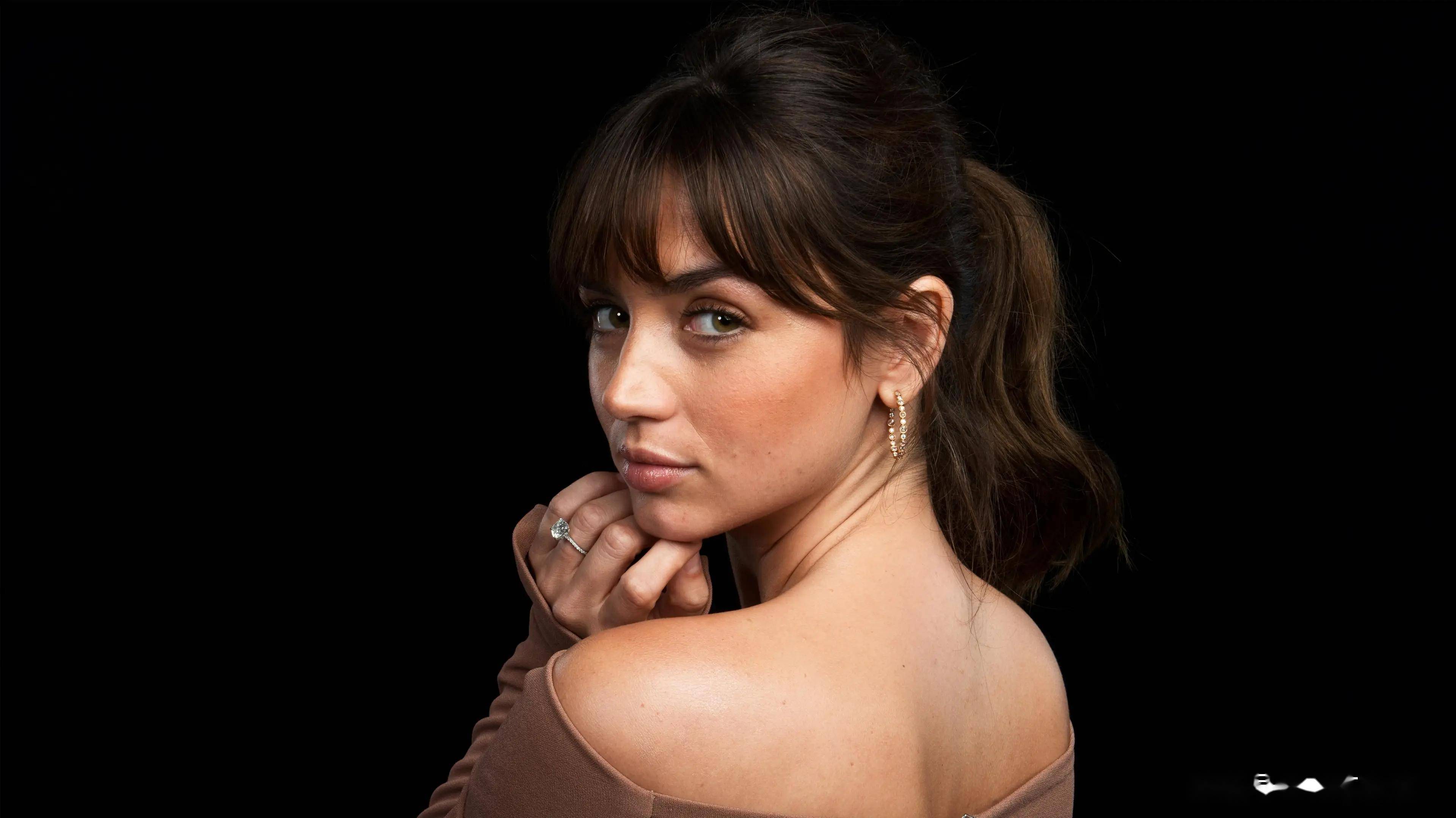 安娜德阿玛斯,女神的写真集让人难以忘怀!