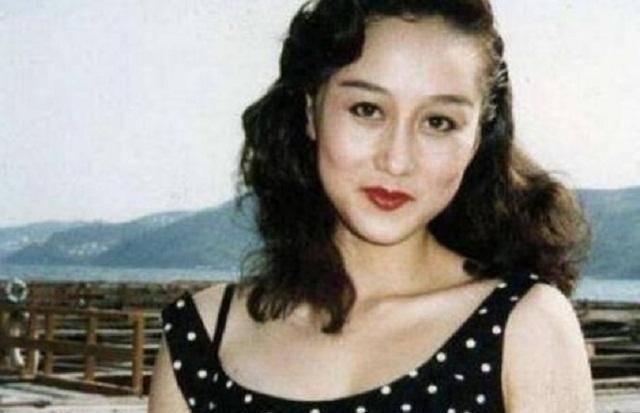 也是贫富差距极为明显的名利场.而司徒玉莲则是贫民窟内艰辛生活长大.
