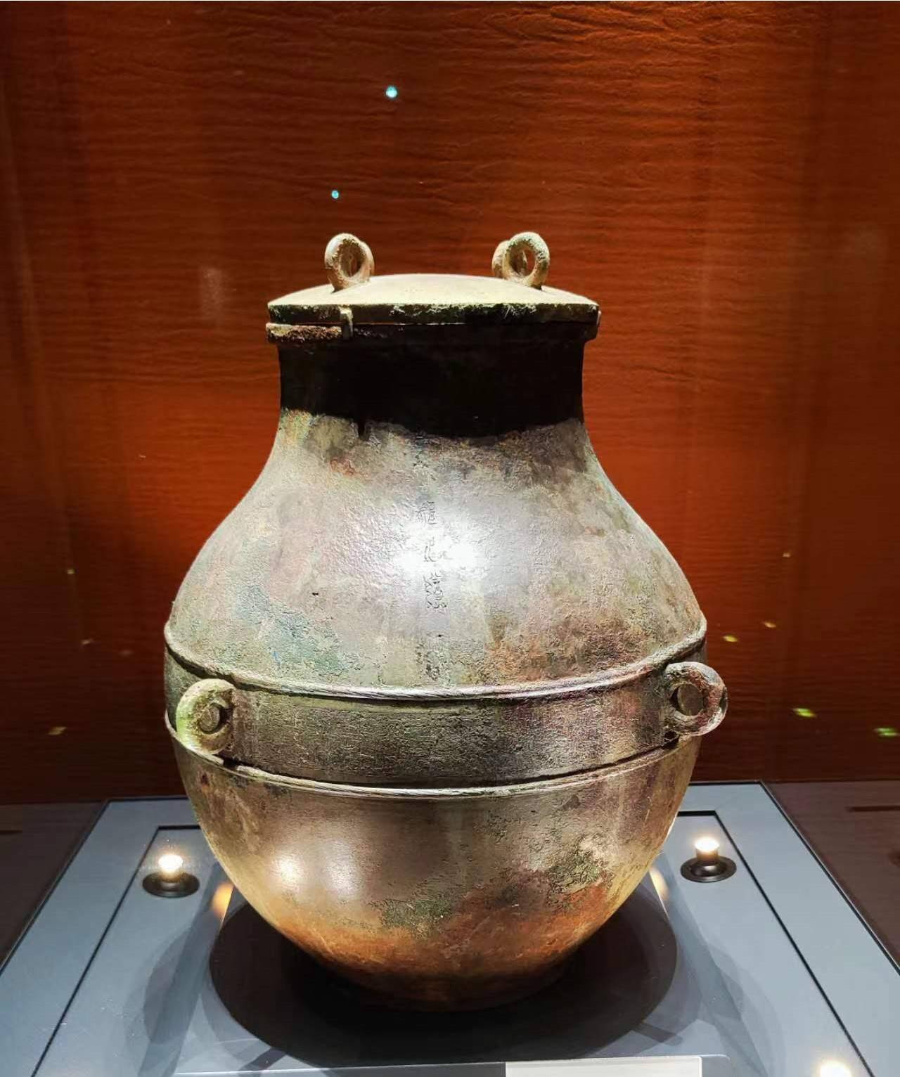 盖顶部中心有一立式环钮,衔接三节形"8"字链环.