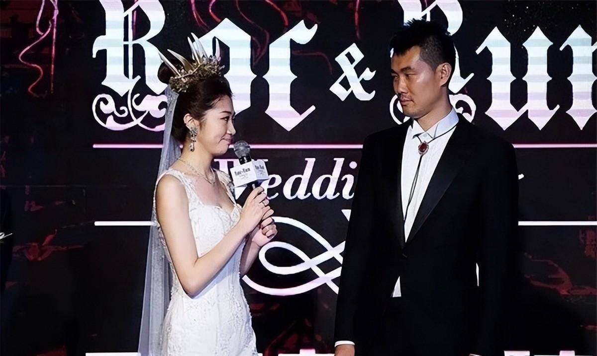 39岁王仕鹏近况:退役专注解说,海归娇妻身材曼妙