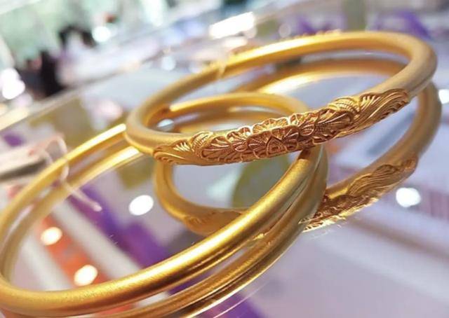 女子长期佩戴"金手镯",真的对身体好吗?医生说出实情