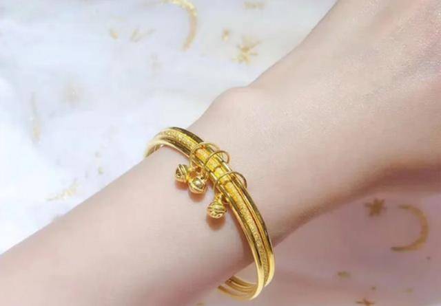 女子长期佩戴"金手镯",真的对身体好吗?医生说出实情_黄金_皮肤_女性