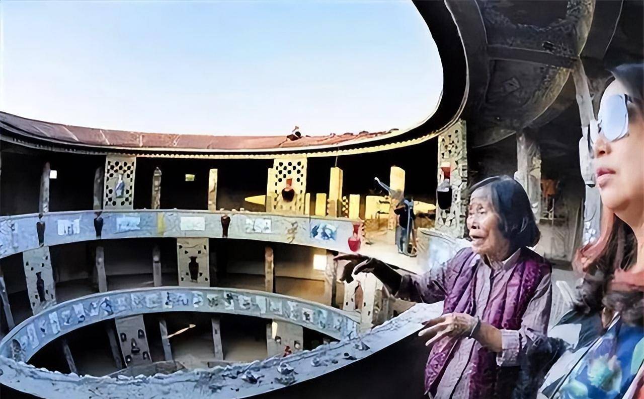"瓷房子"前人潮涌动,余二妹站在房前,默默地欣赏着"瓷房子"的美艳.