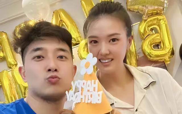 吴冠希携爱妻张常宁香港购物时尚回头率极高,夫妻终和煦团聚