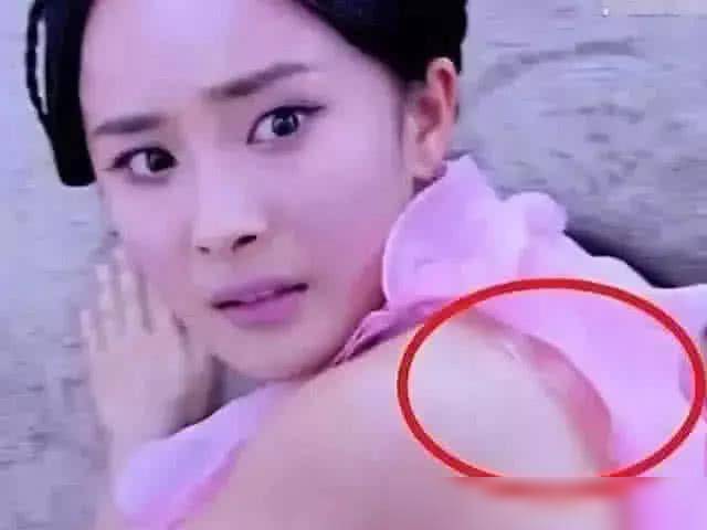 最"尬"穿帮镜头:周冬雨身材抢镜,吴京喝"假"酒_杨幂_赵丽颖_反射