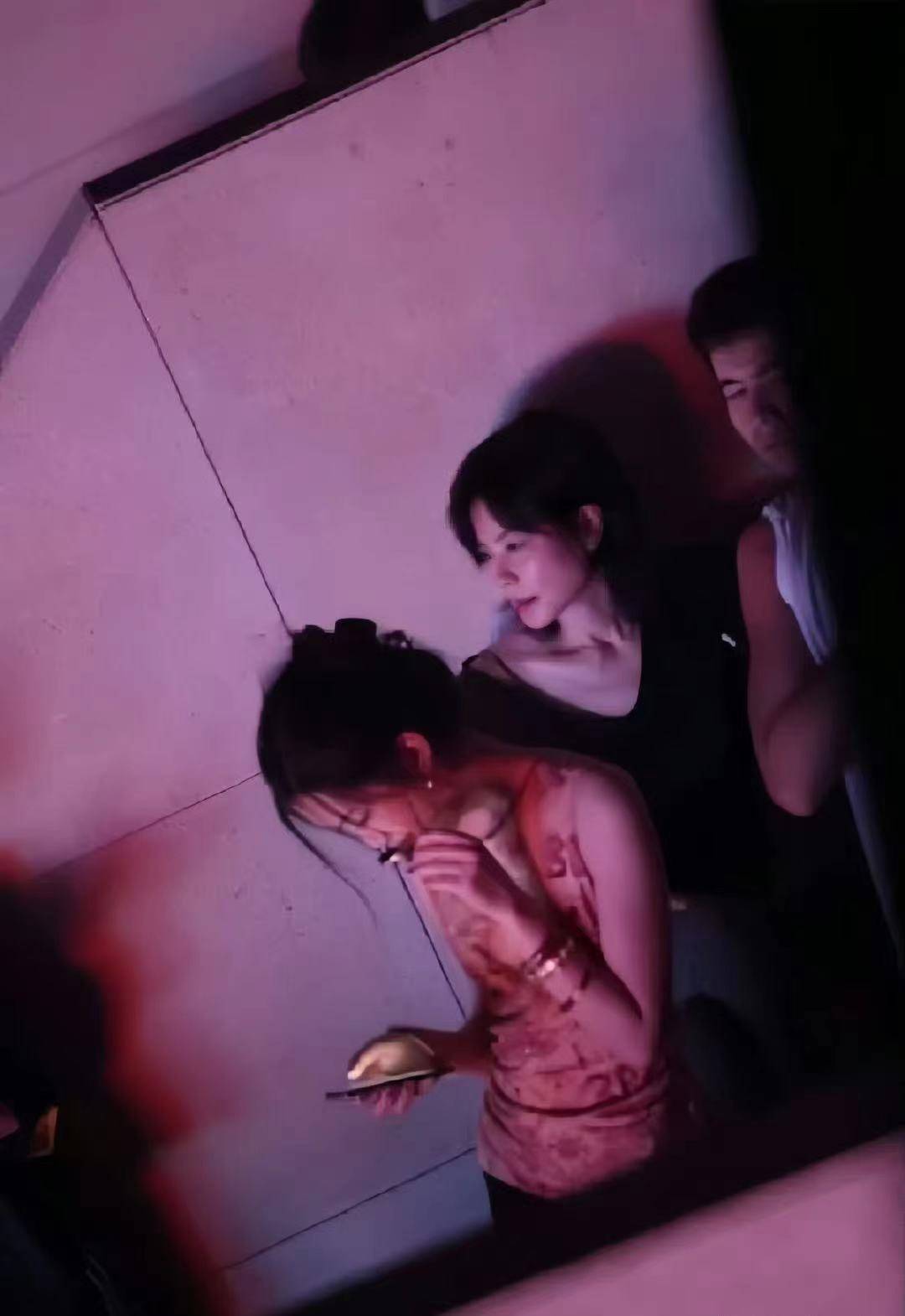 网友偶遇王菲带女儿李嫣看演唱会，状态不错，她还能开演唱会吗