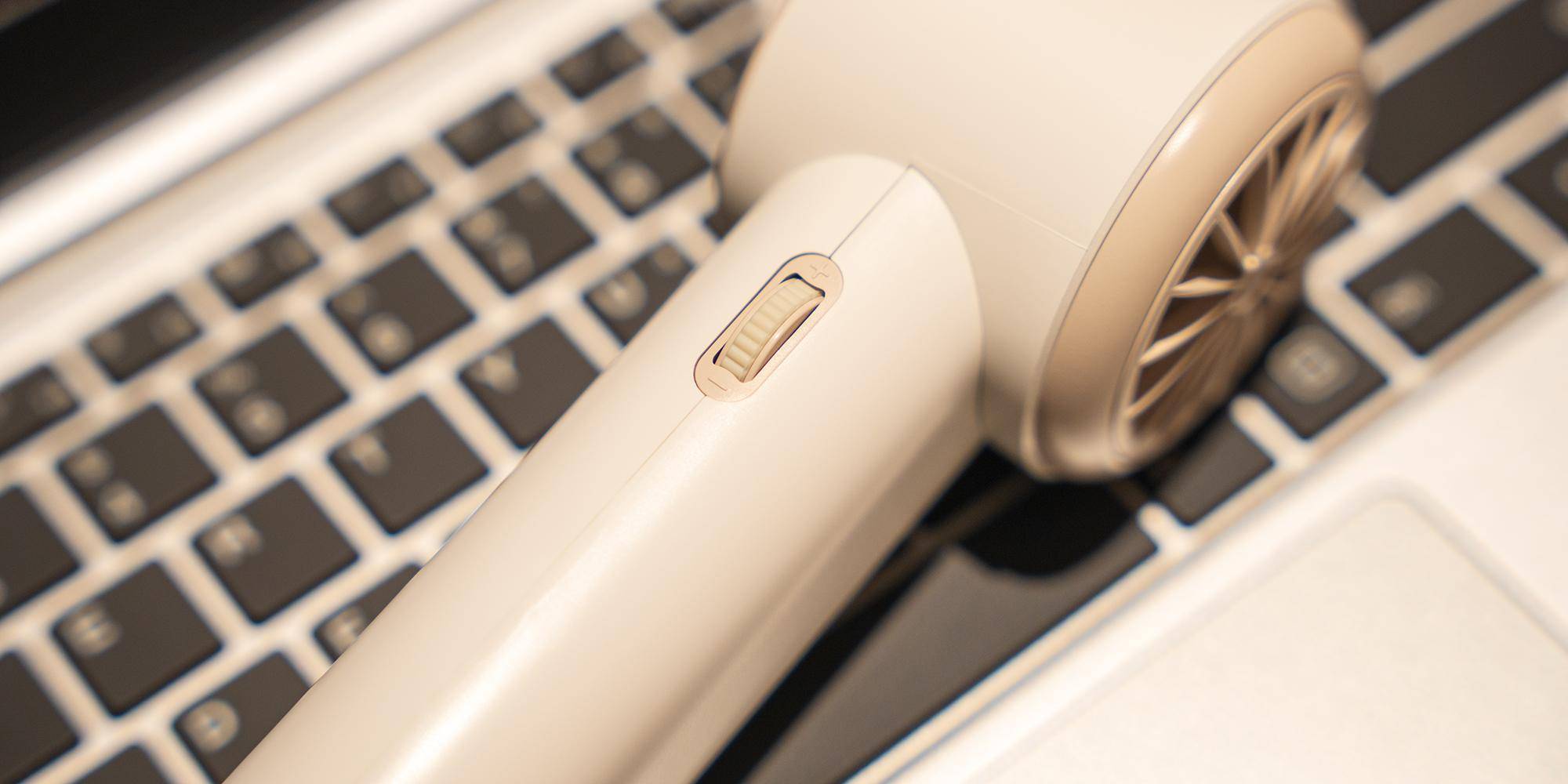 白色abs塑料,整体尺寸只有160*60*53mm,和手机差不多尺寸,重量仅263g