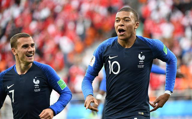 法国控制了中场,高位逼抢使得卢森堡难以形成有效进攻.