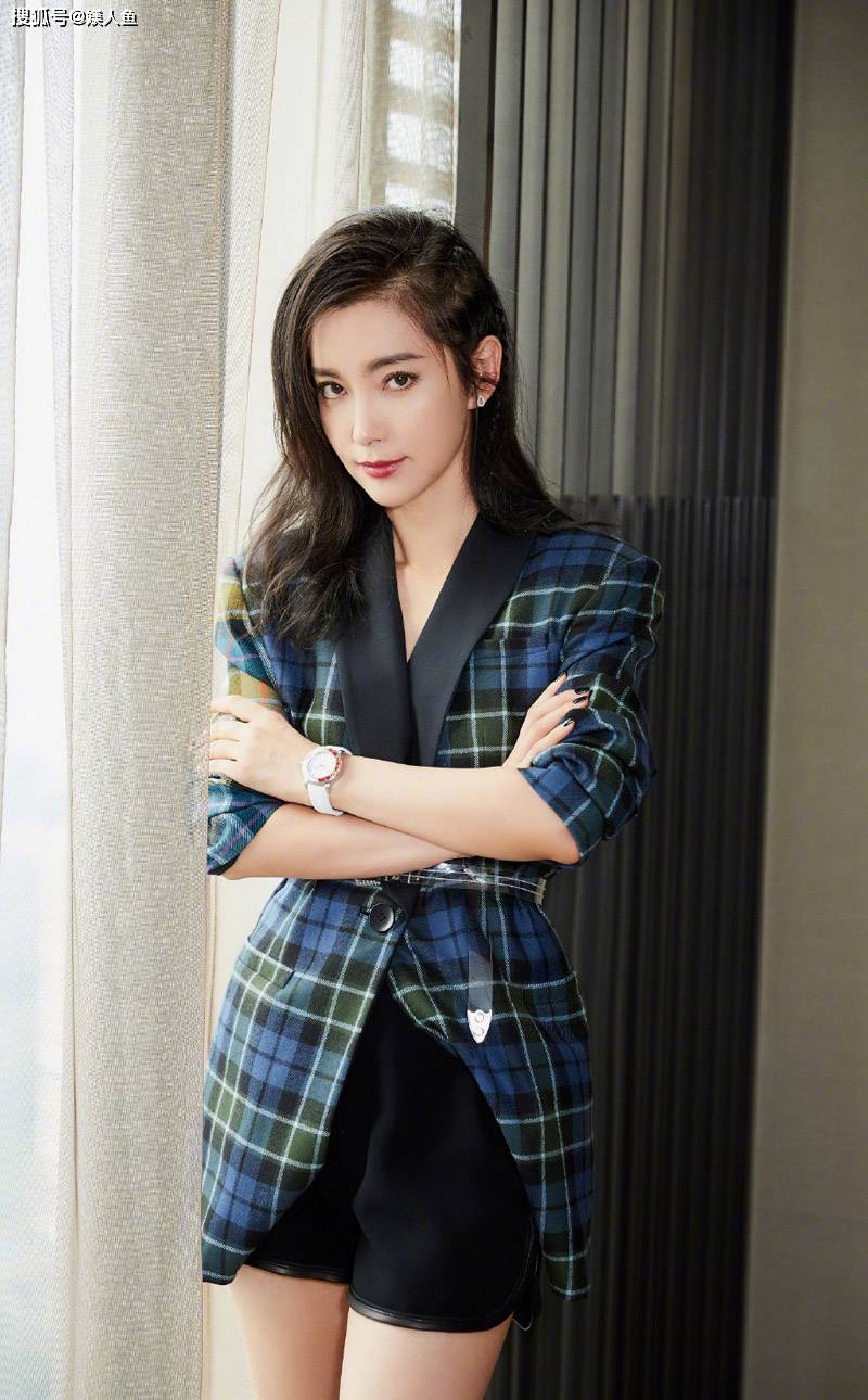 51岁李冰冰最新生图:和父母游玩张家界,肤白貌美像30岁,都不敢认了