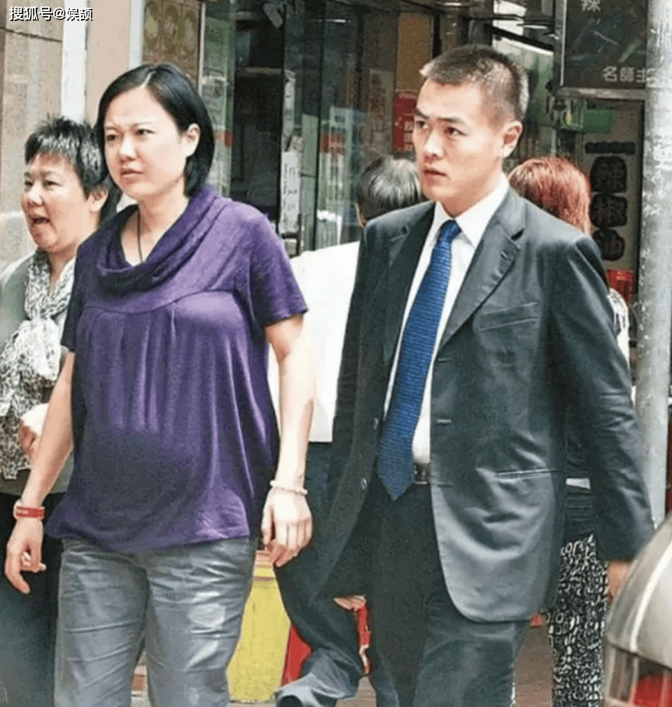 刘鸣炜罕与爱女同框合照,开飞机带女儿出国看霉霉演出_简雪忻_演唱会