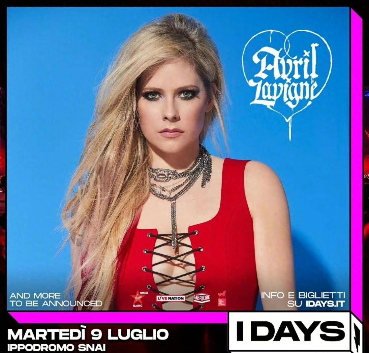 娇小玲珑的身姿,精致的五官犹如雕刻般完美,摇滚精灵艾薇儿