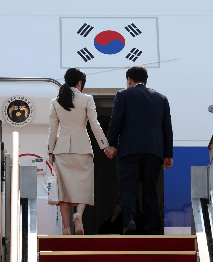 韩国第一夫人今年首次出国访问！一身米色套装好美 脸又嫩了很多