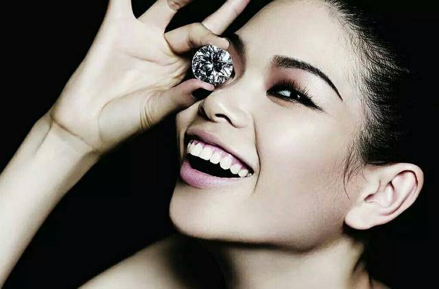 从丑女到白天鹅:巧遇伯乐成超模,嫁豪门创品牌,摇身一变企业家