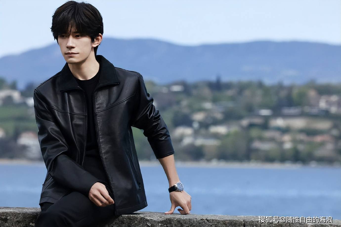 易烊千玺端午最新大片惊艳亮相!黑衣潮男邂逅海风,送上暖心端午祝福!