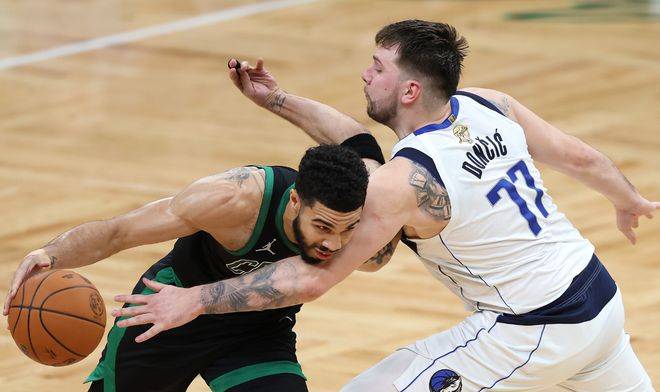 收视率破1!凯尔特人2-0独行侠,客场全胜定律,逼近队史18冠