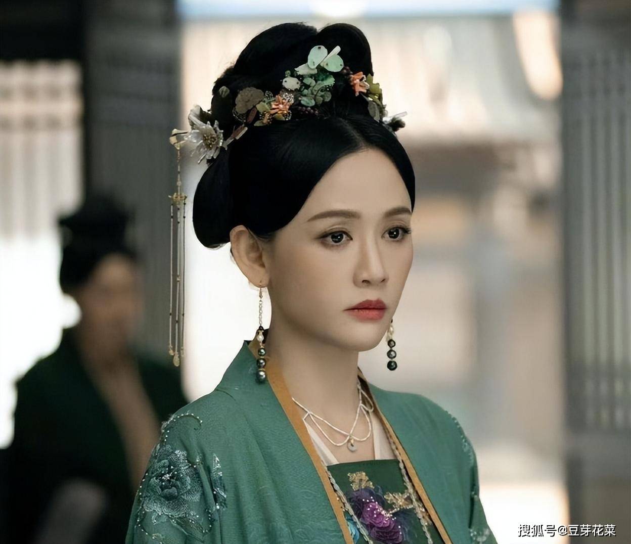 《墨雨云间》孔雪儿的魅力太强大!好身材配上红肚兜吊带装!