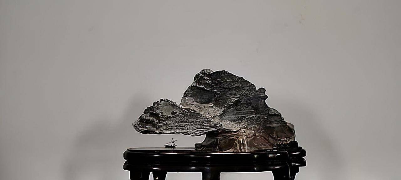 于是周某开始费尽心力为这块灵璧石进行了各方面的包装.