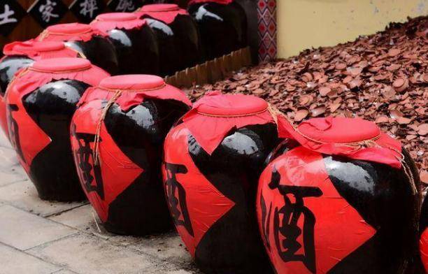 蛇在酒中泡了12个月,开瓶后逃出咬死人,为何它泡了12个月还能活