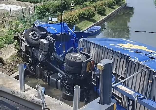 集卡冲出g15高速护栏侧翻入河!车身横跨整个河道