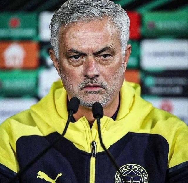 穆里尼奥抨击罗马管理层,德罗西面临挑战与困局,红狼陷入沉重风雨