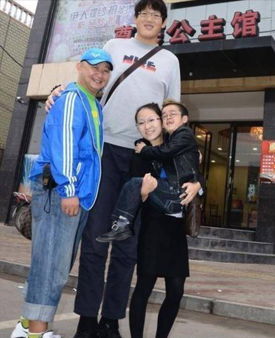 2009年,身高102米的徐国元,交了个白富美女朋友,结局令人意外