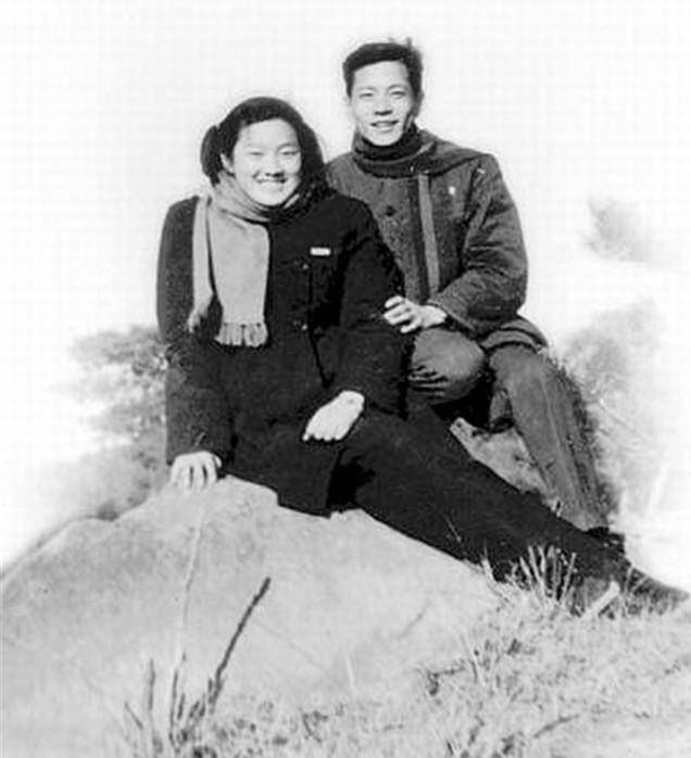 章含之:参加女儿洪晃的时尚活动,自己是全场唯一的时尚老太_章士钊