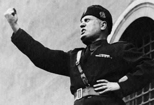 墨索里尼还送给蒋介石一件非常时尚拉风的"防弹斗篷"