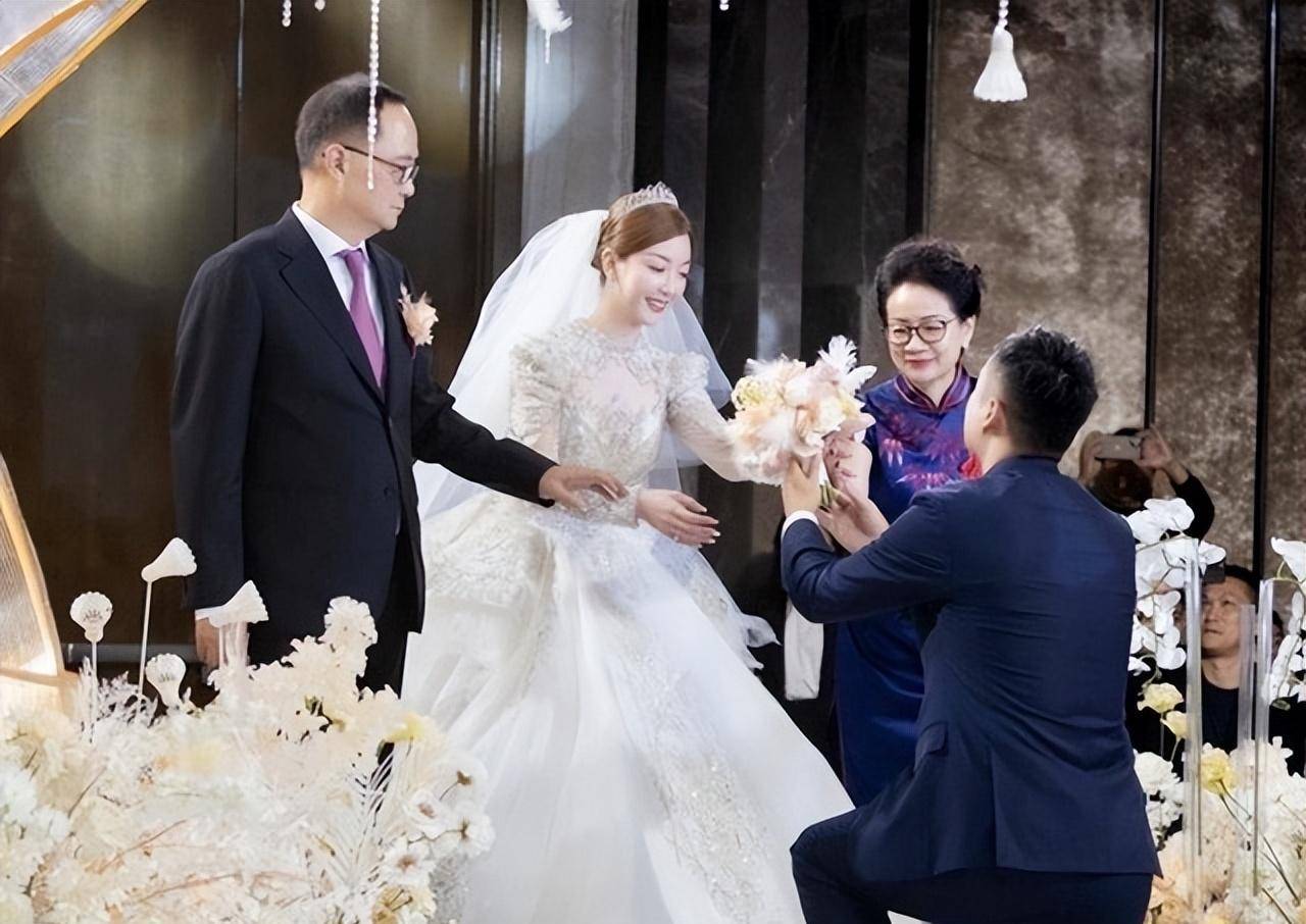 李永波恋爱8年娶妻结婚,卸任教练后种榴莲,今身材发福两鬓斑白_谢颖