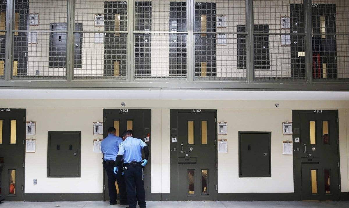 美国女子监狱丑闻:监狱长白天高呼打击性侵,晚上给女囚拍裸照