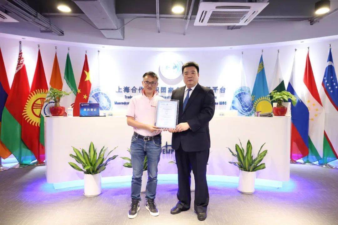 上合组织国家经贸平台总干事胡开强与健鹰先生亲切交流张光福副秘书长