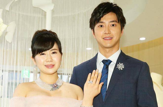 江宏杰带儿女吃粽子,小小杰超像妈妈福原爱,父子做同款表情