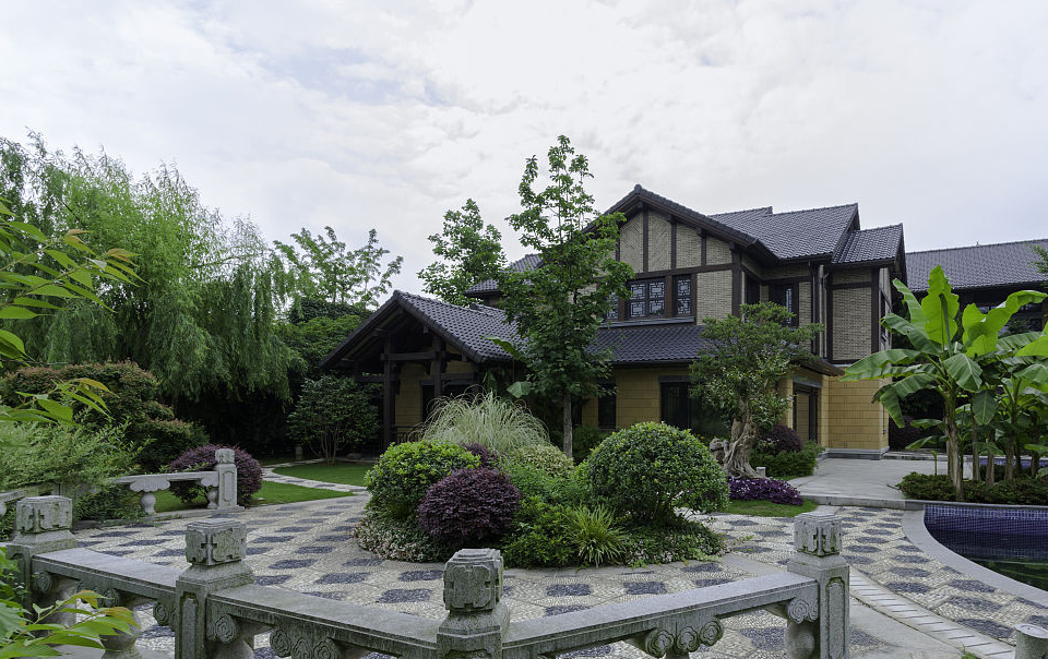 中式庭院,精巧细致的布局,朴素恬然的环境,打造出中国人心中的古典