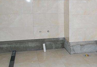 卫生间贴瓷砖留空最后一排,业主看完连验收也不用了,直接给钱