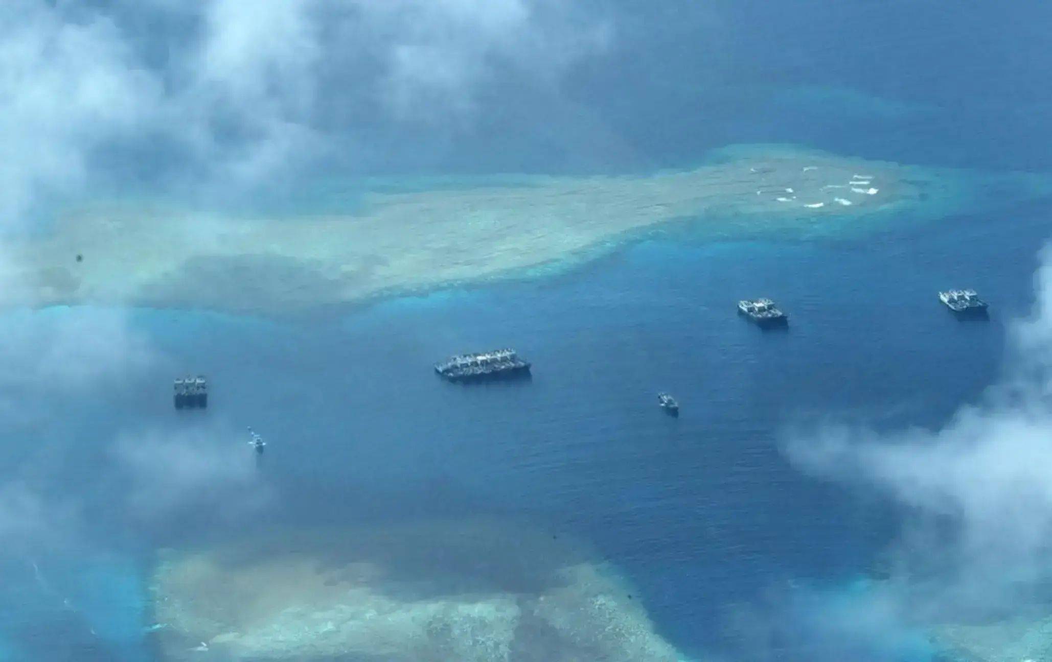 菲律宾可以死心,解放军终于出手,登陆舰到仙宾礁,美国冷眼旁观