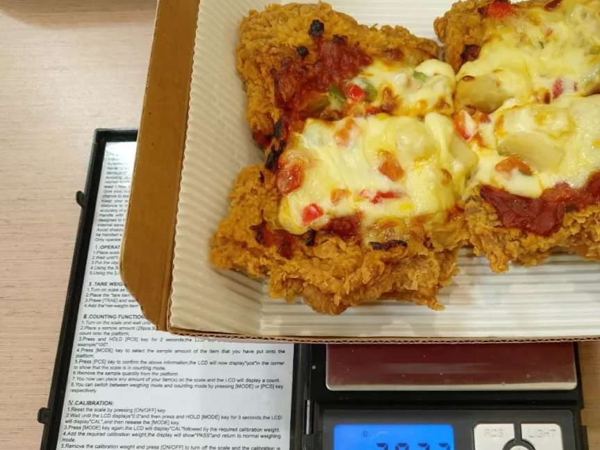 满满的卡路里香味!肯德基新品芝士鸡腿至尊无饼底"比萨"测评