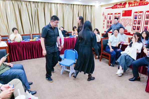 反应力和灵敏度的体力游戏,需要成员集中注意力快速移动争抢椅子位置