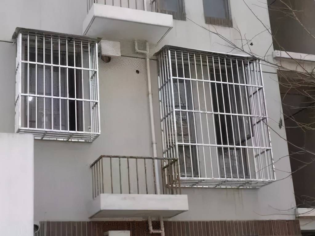 别再装"鸟笼式"防盗窗,如今流行这样装,安全防盗不遮光 !