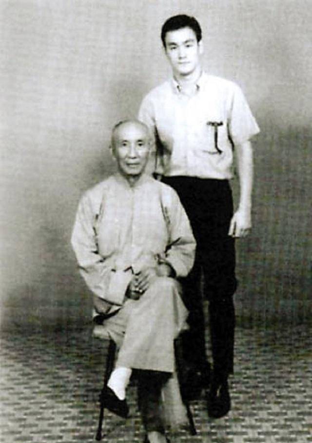 李小龙师承叶问,成为叶问最喜爱的弟子一身黄色连体衣,一副双节棍加 