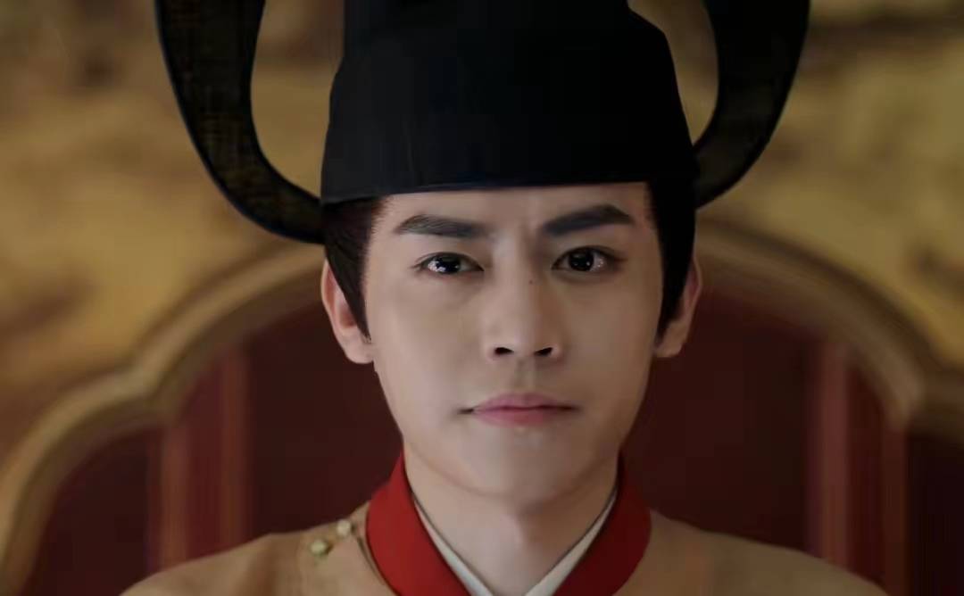 夏贵妃生下了三皇子后,不久就去世了,先皇把三皇子养在太后名下.