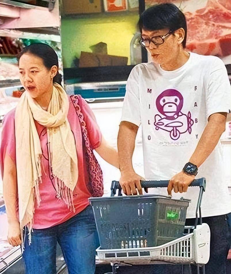 51岁曾宝仪和男友现身灵堂,同居19年未婚未育,男友头发都白了