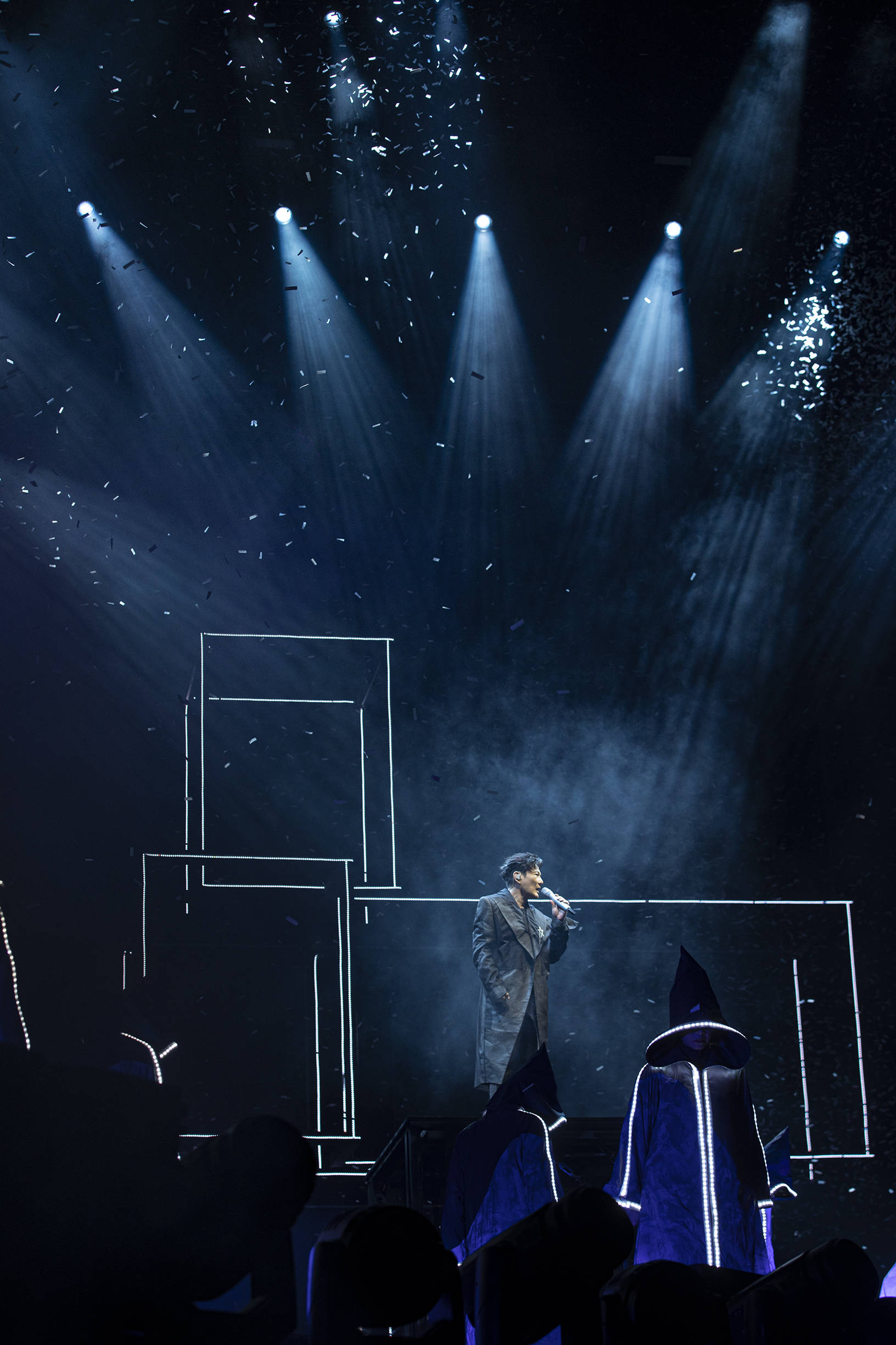 未来式情歌宇宙首航迪拜 张信哲华语第1人 跃登华人之光