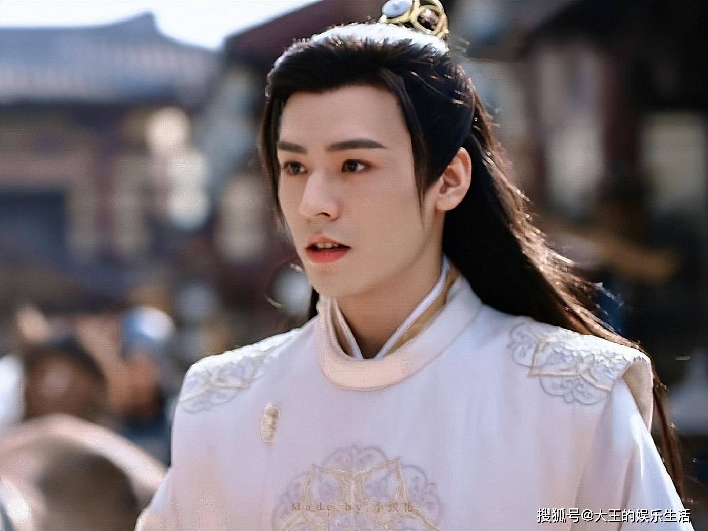 然而到了和热巴合作的《安乐传》,龚俊的"凸嘴"越发明显.