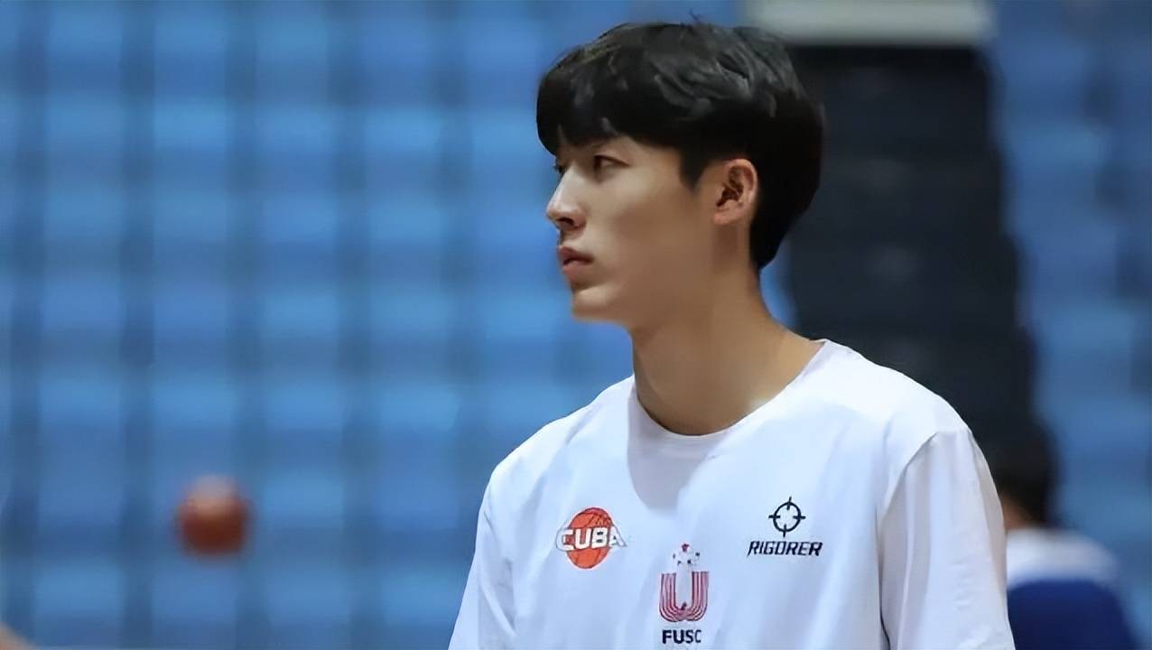 温佳龙:从小帅到大,在高中时期就已经有东北最帅高中生的称号