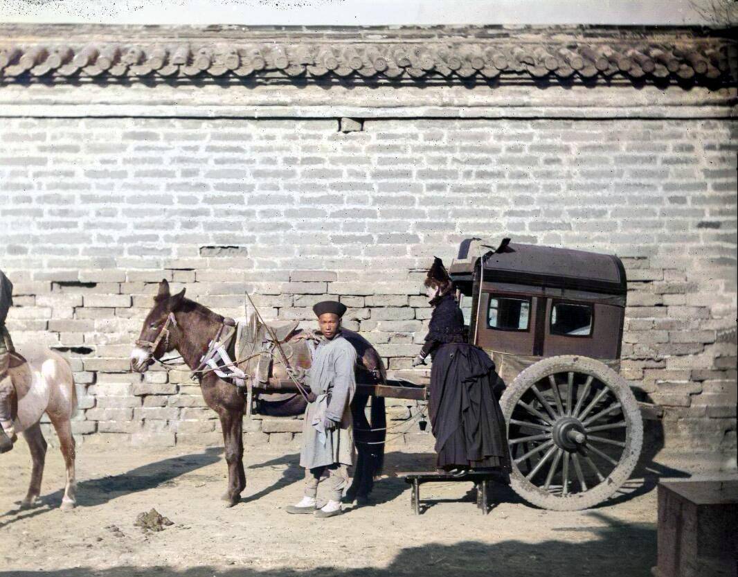 清末时期的北京,很热闹也很破败,呈现出一片末日的景象_角楼_马车