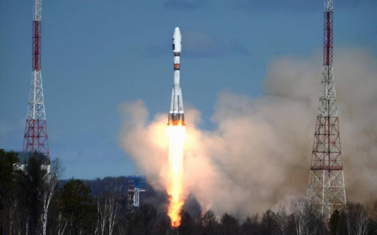 1999年"首富"牟其中入狱,妻子坚决离婚,小姨子却自愿陪伴至今